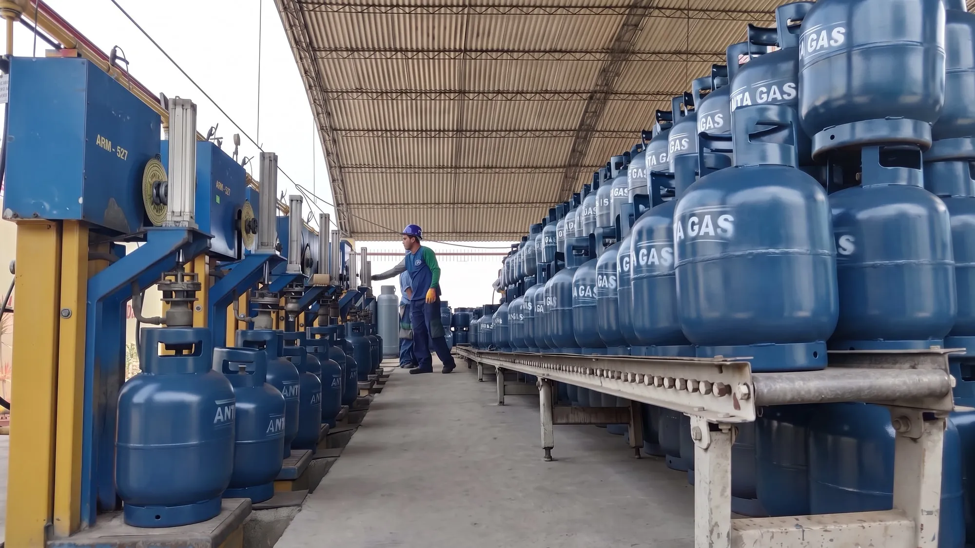 Línea de llenado de la planta con balones Anta Gas sobre el riel