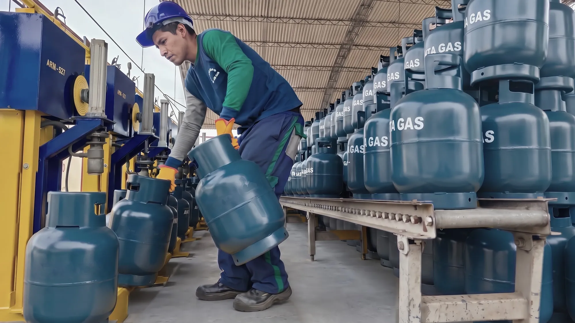 Operario de Anta Gas con casco y guantes llevando un balón a la línea de llenado